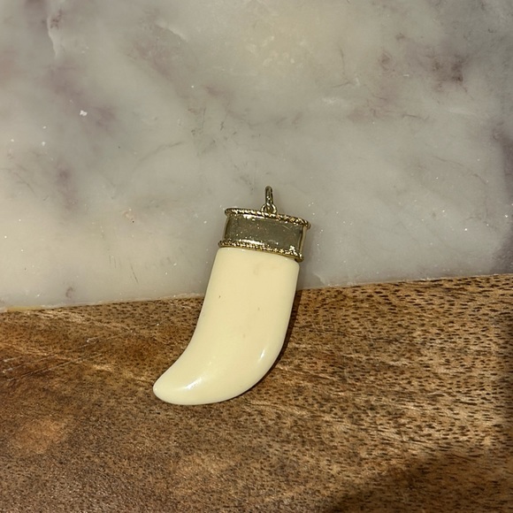 Gold and cream ‘tooth’ pendant. - Picture 1 of 2